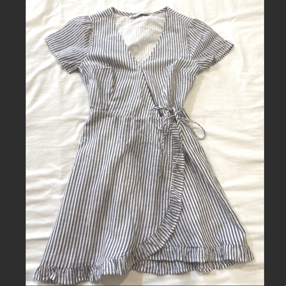 Abercrombie & Fitch stripped linen, wrap dress, in grey and white.